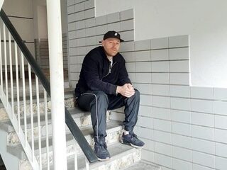 Sticks kondigt zijn eerste boek 'Grijnzen Naar De Goden' aan