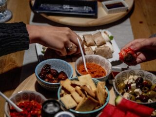 Sumeyye (24) hielp bij organiseren iftar: "Opbrengsten gaan naar aardbevingsslachtoffers"