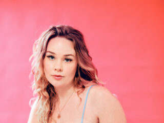 Tessel ten Zweege (25) over haar boek 'Femicide': "Sommige mannen zien vrouwen niet als volwaardige mensen"