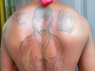 Fan laat tattoo van 50 Cent zetten, rapper reageert: "Who did this shit?"