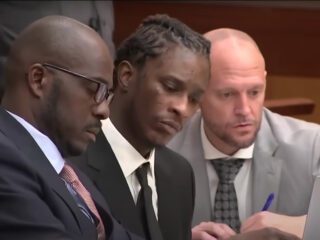 Young Thug krijgt drugs overhandigd in rechtszaal; vastgelegd op beeld