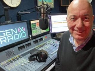 Britse radiopresentator krijgt hartaanval en overlijdt tijdens eigen ochtendshow