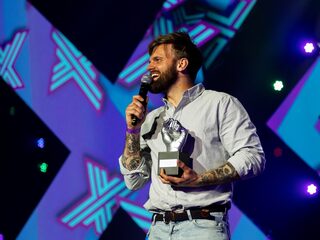 Tim Hofman ontvangt FunX Power Award voor impact van 'BOOS: This is The Voice'