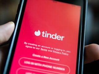 'Mijn vriend heeft een Tindermatch met mijn beste vriendin, wat moet ik doen?'