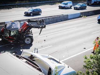 3 gewonden naar ziekenhuis na ernstig ongeluk tussen tractor en vrachtwagen