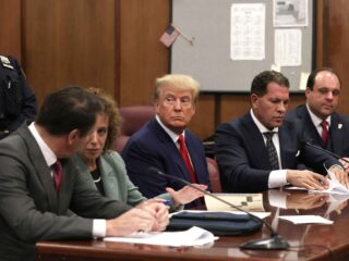 Trump opnieuw aangeklaagd; dit keer vanwege 'verstopte' geheime documenten