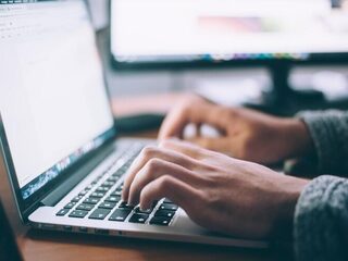 UvA blijft leerlingen streng in de gaten houden tijdens onlinetentamens