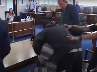 Vader valt moordenaar van 3-jarig zoontje aan in rechtbank