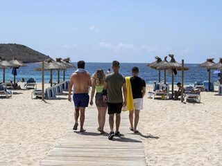 Hugo de Jonge vreest voor vakantiegangers: 'Kleurcode mogelijk naar rood'