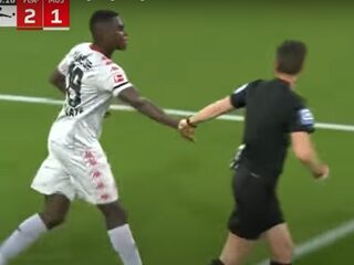 Scheidsrechter stopt wedstrijd zodat speler vasten kan verbreken