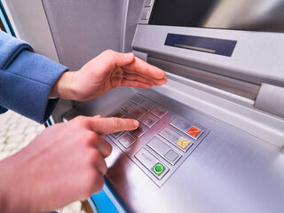 Meisje (17) opgepakt voor oplichting van 44.000 euro met bankpasfraude