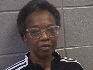 Amerikaanse schoolmedewerkster (68) gaat viraal na bizarre diefstal: "1,4 miljoen dollar aan kippenvleugels gestolen"