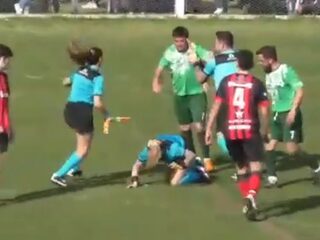 Voetballer slaat vrouwelijke scheidsrechter tegen de grond na rode kaart