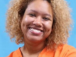 Vrouw steekt vriend dood met zwaard, staat lachend op politiefoto