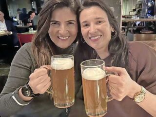 Vriendinnen zitten onterecht een maand in de cel nadat ze worden betrapt met 40 kilo coke