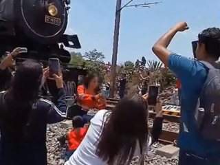 Vrouw overlijdt na botsing met trein nadat ze selfie probeert te maken