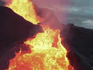 Filmmaker laat drone crashen in uitbarstende vulkaan