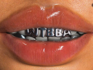 Yade Lauren de DiXte met 'WTBBA?!'