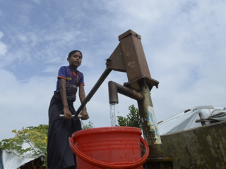 Safae (20) zamelt geld in om waterputten te bouwen in Palestina