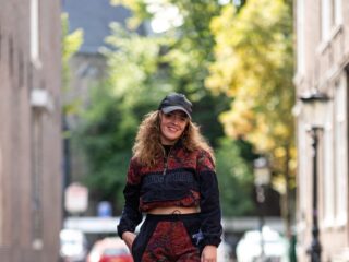 Carmen (26): "Met mijn kledingmerk verbind ik culturen die ver uit elkaar staan"