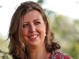 Laura heeft continu tics door Tourette: "Het is heel erg vermoeiend"