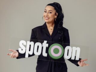 Mahi Khalesi is de nieuwste 'Spot On'-host: "Heel veel zin in"