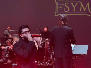 DYSTINCT maakt indruk met symfonisch orkest: ‘Ik wil de hele wereld Arabisch laten zingen’