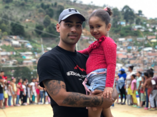 Yino (30): “Colombiaanse kids in achterstandswijken helpen, is wat mij gelukkig maakt"