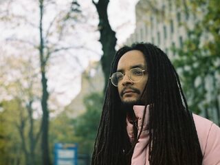 Yorbi (30): "Met mijn kledingmerk wil ik jongeren een kans bieden om zichzelf te ontwikkelen"