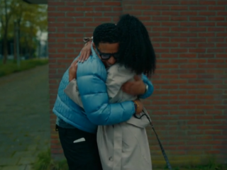 Young Ellens emotioneel na hereniging met zijn zus: "Heb haar tien jaar niet gezien"