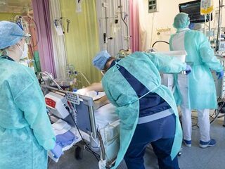 Oostenrijkse ziekenhuizen overvol door corona: 'Lijken liggen op de gang'