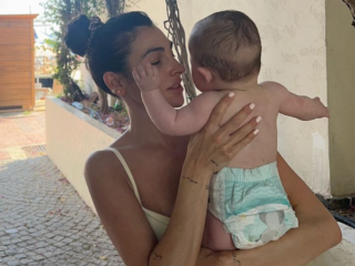 Anna Nooshin openhartig over moederschap: "Het is f*cking zwaar"