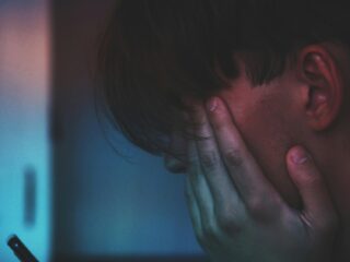 Annafloor (22) verloor haar broer door een choking-challenge: "We dachten dat het zelfmoord was"