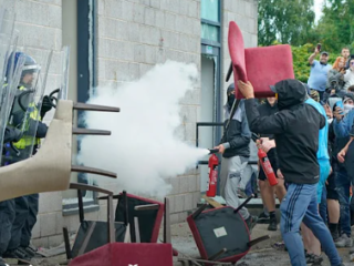 Bizarre rellen in Engeland na nepnieuws over dader (17) die drie meisjes neerstak