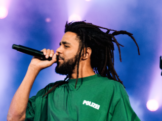De memes zijn waar: J. Cole gespot op het strand tijdens beef tussen Kendrick Lamar en Drake