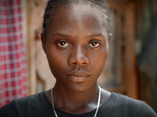 Sylvia (24) moest met mannen naar bed in ruil voor drinkwater: "Ze grepen me vast en sloegen me in elkaar"