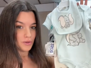 Bizar: TikTokker (27) doet alleen maar babykleding aan: "Deze luier is voor een 4-jarige"