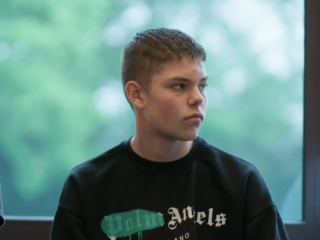 Kay (15) zit voor verslaving in jeugdkliniek: "Ik vond het mooi dat mijn vader moest huilen, hij kropt altijd alles op"