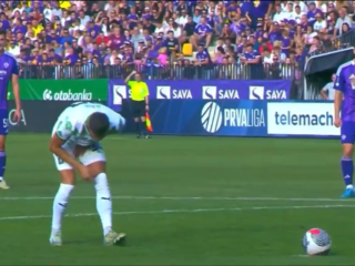 Spits Raul Florucz wordt in zijn kruis geraakt vlak voor penalty