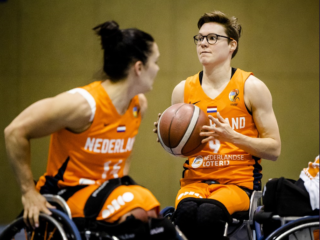 Nederlandse rolstoelbasketballers beginnen Paralympische Spelen 2024 met overweldigende overwinning op Japan
