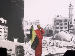 Boef brengt krachtige ode tijdens Ziggo Dome concert: "Jullie handen zijn rood"