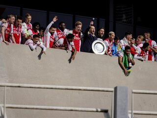 Ajax smelt kampioensschaal om tot 42.000 sterren voor de fans