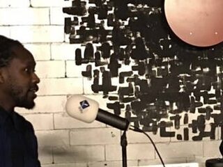 Akwasi niet vervolgd voor meenemen laptops na interview