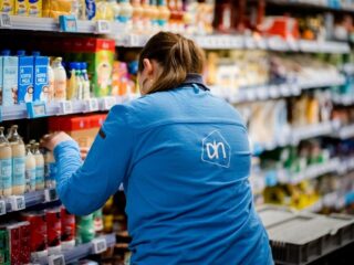 Albert Heijn stopt met muntjessysteem winkelwagens: "Irritatie en plastic besparen"