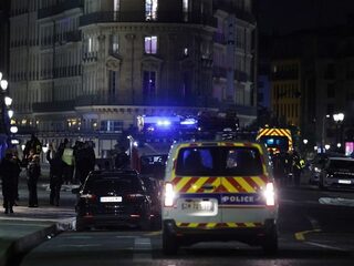Politie doodt twee mensen in auto die inreed op agenten in Parijs
