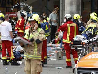 Auto rijdt in op mensen in Berlijn, 'zeker 1 dode en 8 gewonden'