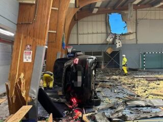 Belgische profvoetballer Sofian Kiyine vliegt met auto sporthal binnen