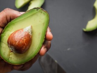 Steeds meer handwonden door ontpitten van avocado's