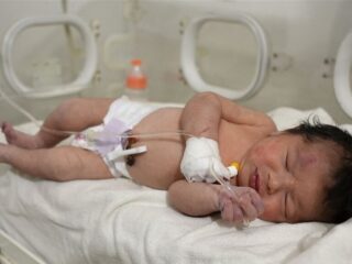 Syrische baby die aardbeving overleefde vernoemd naar overleden moeder