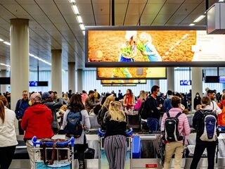 Bagagechaos op Schiphol: man aangehouden na woede-uitbarsting